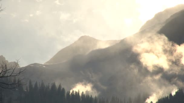 Гора в сонячному світлі — стокове відео