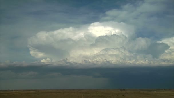 På väg mot dramatiska storm moln — Stockvideo