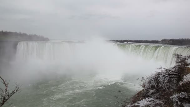 Niagara cae amplia vista día nublado — Vídeo de stock