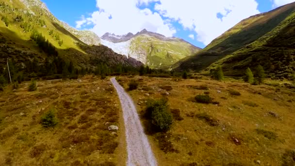Dağ manzara sahne üzerinde uçan barışçı doğa panorama arka plan — Stok video