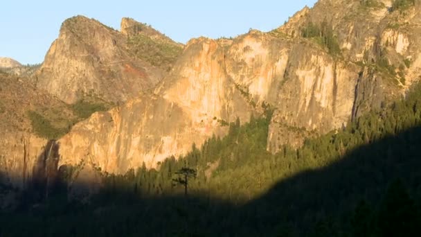 Llegar a la sombra sobre las montañas timelapse — Vídeos de Stock