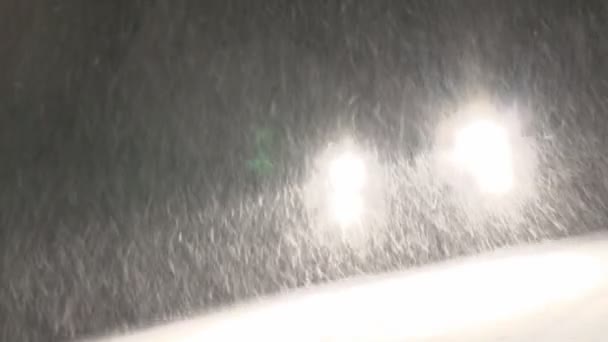 Olycksbådande snöiga strålkastare — Stockvideo