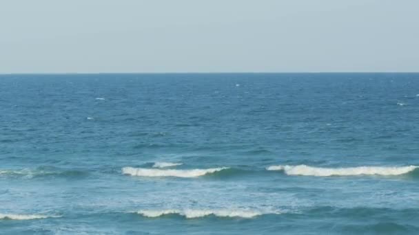 Pequeñas olas rompen en el océano — Vídeo de stock