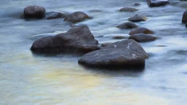 光滑的海滩岩石 — 图库视频影像