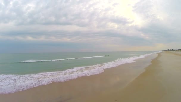 Terugtrekken uit lege strand — Stockvideo