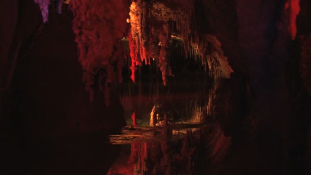 Röd lyser cave — Stockvideo
