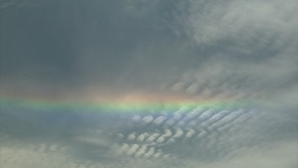 Arco-íris no céu enquanto as nuvens se movem — Vídeo de Stock