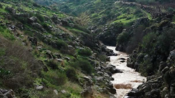 River passing through a mountain — Stock Video