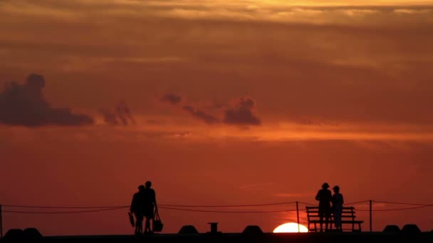 Siluetas al atardecer escénico — Vídeos de Stock