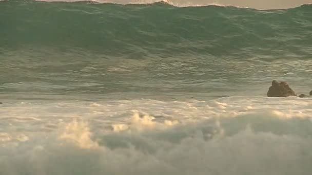 Повільний хвилі бурхливі — стокове відео