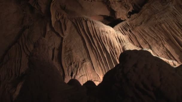 Girando y reluciente cueva — Vídeo de stock