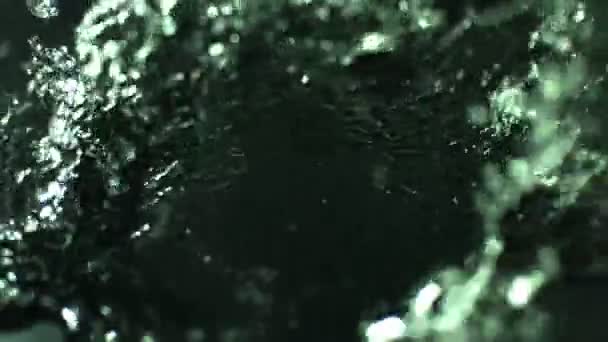 Stříkající voda tmavě zelená — Stock video