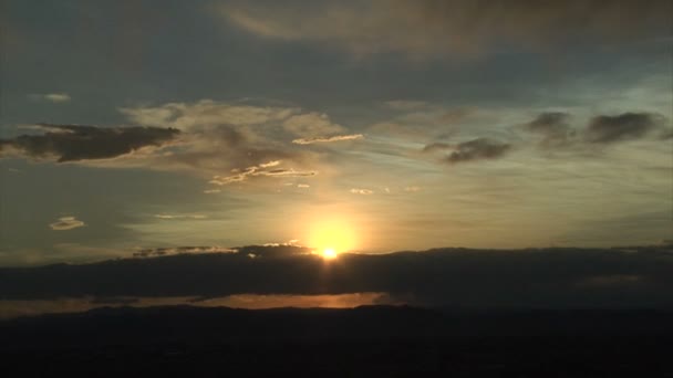 Coucher de soleil derrière les nuages timelapse — Video