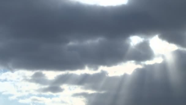 Sol brillando a través de nubes que pasan — Vídeo de stock