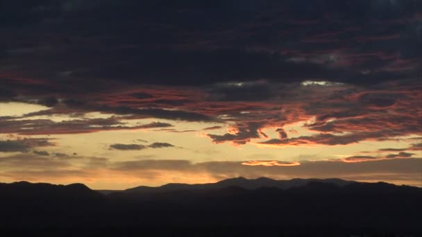 Solnedgången hissad av moln — Stockvideo