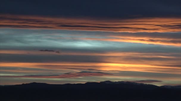 Sonnenuntergang mit rollenden Wolken — Stockvideo