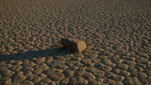 Piedra sobre suelo agrietado lapso de tiempo de puesta del sol — Vídeo de stock