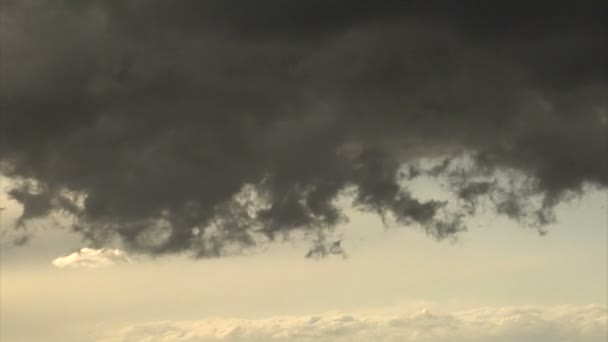 Nubes de tormenta formándose en el cielo — Vídeos de Stock