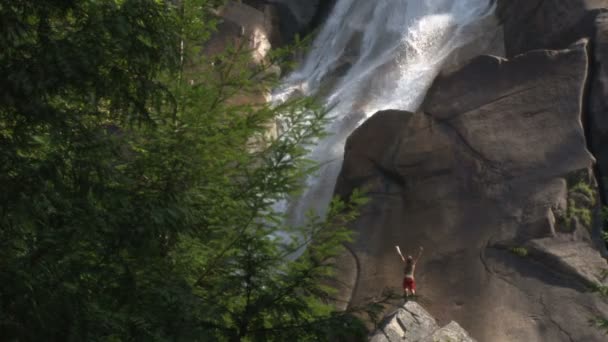 Úspěch reachin malebný vodopád — Stock video