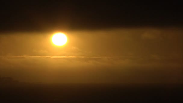 Солнце заходит в небо — стоковое видео