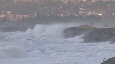 alaska fırtınada sırasında yol dalgalar çökmesini Homer tükürmek