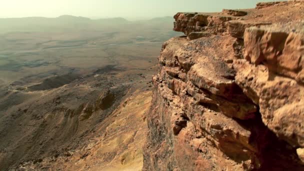 Acima e sobre a face do penhasco da cratera mitzpe ramon — Vídeo de Stock
