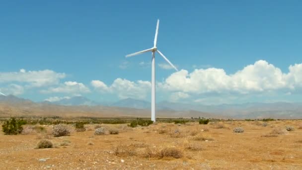 Větrný mlýn cloud a pouštní timelapse — Stock video