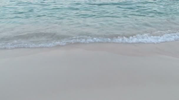Вода поднимается на песок на Бермудских островах — стоковое видео