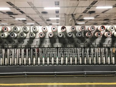 Makara ile sentetik iplik. Bobinler fiberglas ile. Üretim