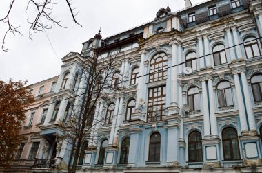 Kiev merkezinde güzel mavi tarihi bina, UKRAİN