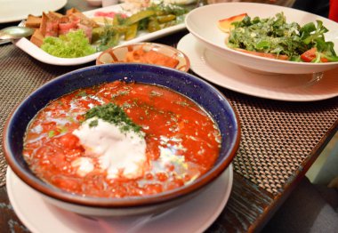 Öğle yemeği için ekşi krem ile Ukraynalı Borş