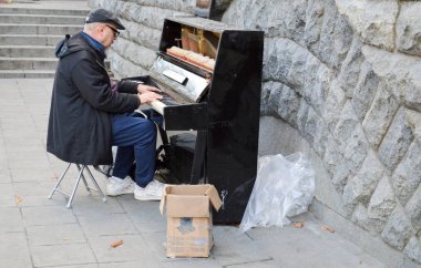 Merkezi bir piyanist piyano çalıyor. Kiev. Ukrayna. 2017.10.