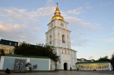 Sonbahar Kiev'de; St. Michael'ın Golden-Domed Manastırı, peyzaj.