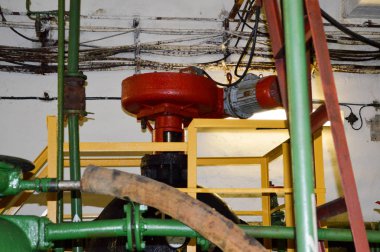 Petrol rafineri, Petrokimya tesisi büyük kontrol vanası.