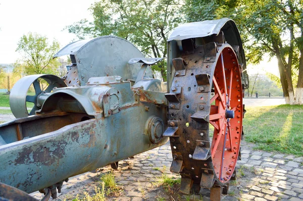 Vieille roue de fer rouge à pointes du tracteur — Photo