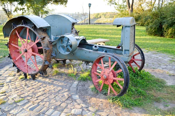 Mycket gamla retro traktor med metall hjul — Stockfoto
