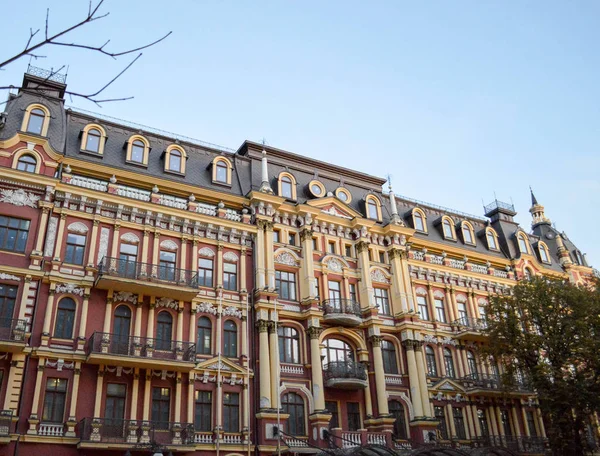 Ein schöner alter braun-gelber Altbau im Zentrum der Stadt — Stockfoto