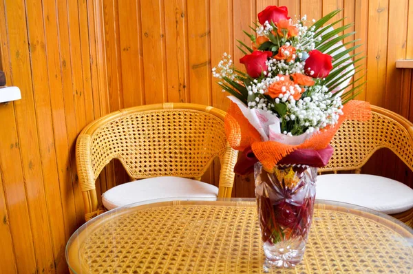 Rosas Vermelhas Amarelas Buquê Com Flores Brancas Intercaladas Uma Mesa — Fotografia de Stock