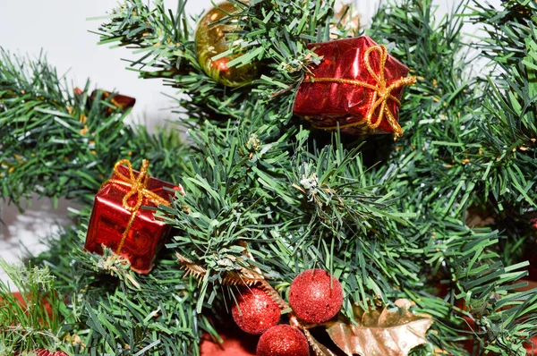 绿色年树的枝条 装饰着红色的小礼物 金叶和球 圣诞装饰品 — 图库照片