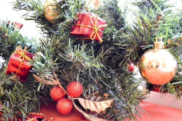 Ein Zweig Eines Grünen Neujahrsbaums Der Mit Roten Kleinen Geschenken — Stockfoto