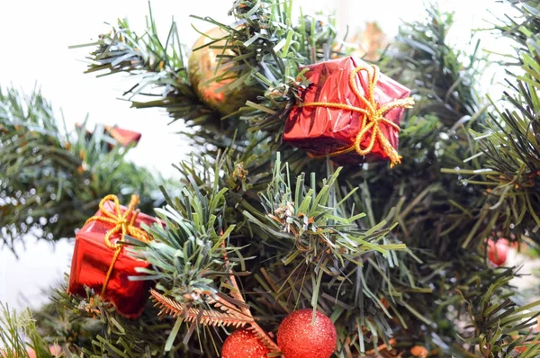 Ramo Albero Verde Anno Nuovo Decorato Con Rosso Piccoli Regali — Foto Stock