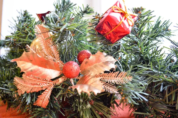绿色年树的枝条 装饰着红色的小礼物 金叶和球 — 图库照片