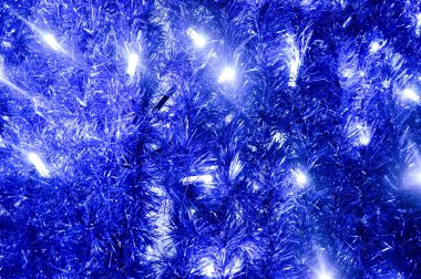 Arka plan Christmas dekorasyon, fenerler, ışıklar, çelenk, mavi yağmurlar geri. Yeni yıl arka plan.