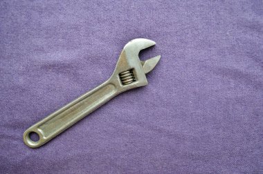 Bir arka plan Mor bez metal, demir, parlak, ayarlanabilir anahtarı. Tezgah araçları.