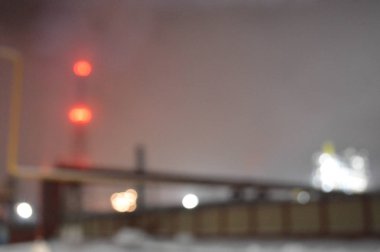 Gece fotoğraf bir bokeh petrol rafinerisi, bir çit dikenli tel ile bir Petrokimya tesisi etkisi ile.