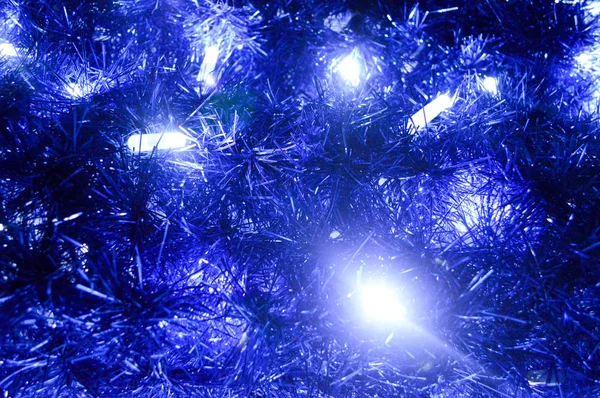 クリスマスの装飾 ランタン ライト 青い雨の背景をバックアップします 新年の背景 — ストック写真