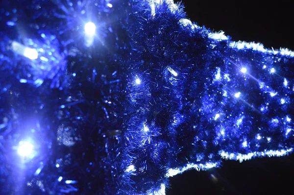 Tło Latarnie Światła Ozdoby Choinkowe Girlandy Niebieski Deszcze Łukowe Nowy — Zdjęcie stockowe