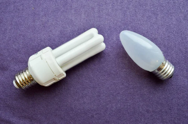 Две Лампочки Белая Энергосберегающая Люминесцентная Лампа Четырьмя Трубками Серебряным Основанием — стоковое фото
