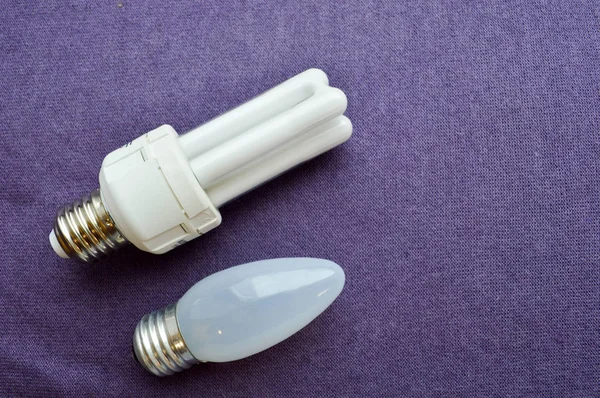 Две Лампочки Белая Энергосберегающая Люминесцентная Лампа Четырьмя Трубками Серебряным Основанием — стоковое фото