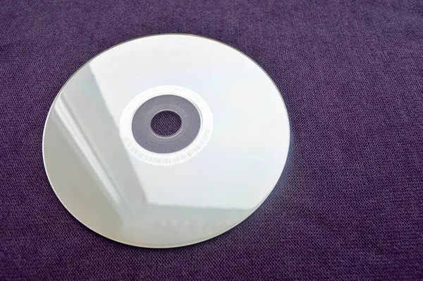 Disco Compacto Brilhante Dvd Bluray Disc Sobre Fundo Violeta — Fotografia de Stock